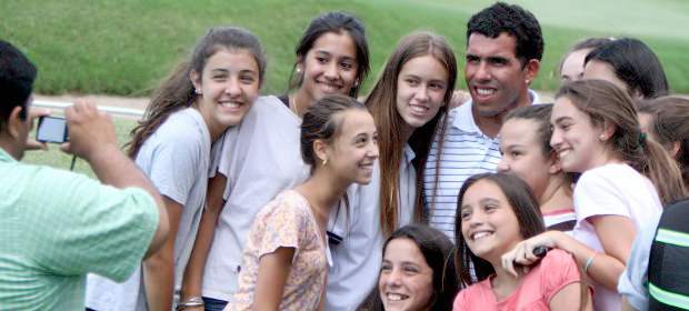 Carlos Tévez no habla y se divierte jugando golf | Reuters