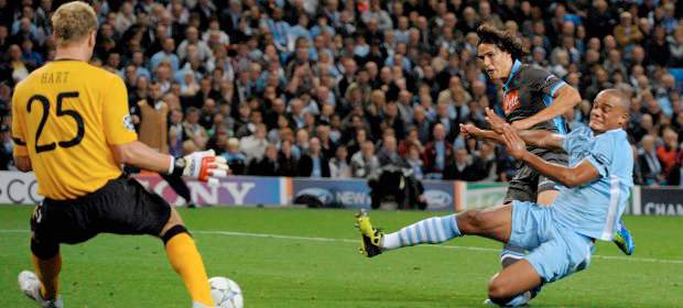 Los artilleros latinos siembran de goles la Liga de Campeones | Reuters | El uruguayo Edinson Cavani anotó el tanto del Nápoles en el empate 1-1 con el Manchestr City.