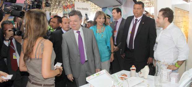 El TLC se pospone y sigue la incertidumbre | Hernán Vanegas | Con su esposa María Clemencia Rodríguez y acompañado por el presidente de Inexmoda, Carlos Eduardo Botero Hoyos, el presidente Juan Manuel Santos hizo un recorrido por los pabellones de Colombiamoda. El mandatario dijo que el Gobierno no baja la guardia para apoyar el sector de confección y moda.