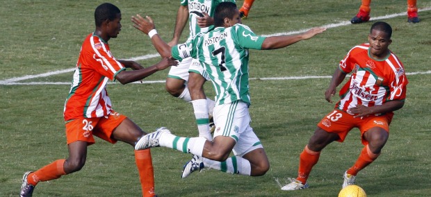 Jaime Pérez | Los naranjas Nelson Lemus (26) y Wbeimar Olivares (13) tuvieron que batallar el sábado para controlar a Jairo Patiño y Ezequiel Maggiolo, quienes intentaron sin éxito marcar diferencia en el estadio Atanasio Girardot.