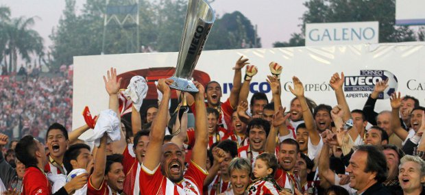 Estudiantes alcanzó el quinto título de Liga argentina | Reuters | Estudiantes obtuvo el título con 14 triunfos, tres empates y dos derrotas.