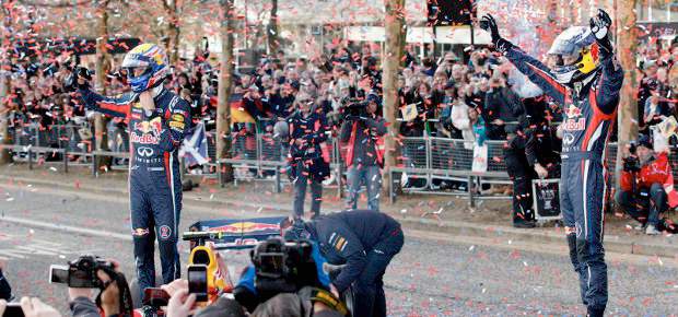 Red Bull se exhibió en casa | Reuters | Mark Webber y Sebastian Vettel saludan a los aficionados que salieron a las calles para ver la exhibición de Red Bull.
