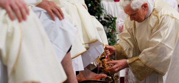 El Papa lavó los pies de 12 sacerdotes y recordó la Última Cena | Reuters | El Papa lavó los pies de 12 sacerdotes en la Basílica de San Juan de Letrán.