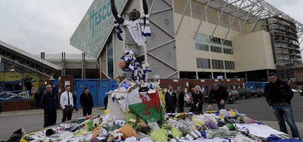 Joseph Blatter trasladó pésame a la Asociación Galesa por muerte de seleccionador | Reuters | Un sentido homenaje de los seguidores del Leeds en las afueras del estadio Elland Road. Speed jugó en ese equipo inglés.