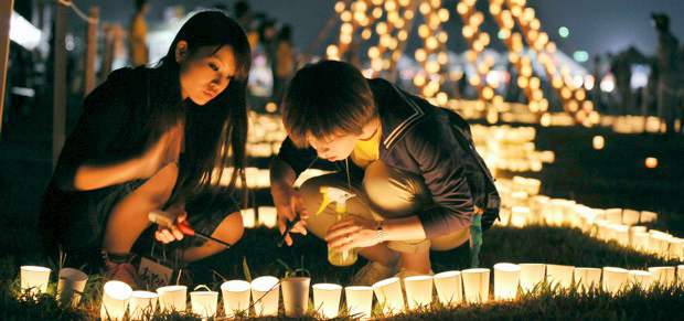 Japón recordó las víctimas del terremoto tras seis mese de la tragedia | AP | En la ciudad de Iwanuma, ubicada en la prefectura de Miyagi, también se encendieron velas en un parque local para recordar la dolorosa tragedia.