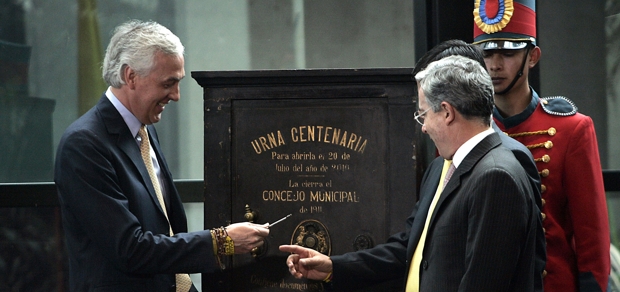 La urna centenaria reveló sus secretos | Reuters | La urna centenaria fue abierta por el alcalde de Bogotá, Samuel Moreno y el presidente de Colombia, Álvaro Uribe Vélez.