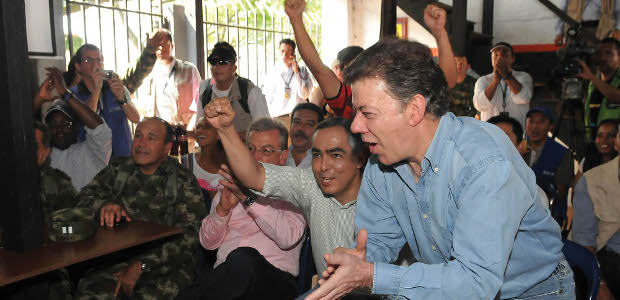 Presidente Santos felicitó a la Selección y espera que llegue a la final | SIG | Durante su visita al municipio de Corinto, Cauca, uno de los municipios atacados por las Farc este sábado, el presidente Juan Manuel Santos aprovechó para festejar el triunfo de Colombia sobre Bolivia.
