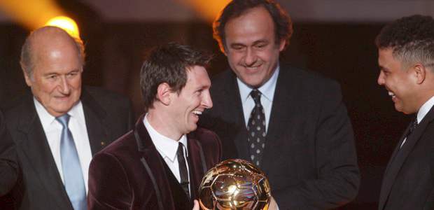 Si no gana un Mundial, Messi será un nuevo Cruyff o Platini | Reuters | Messi sostiene el Balón de Oro, y es rodeado por Joseph Blatter (izq.), presidente de la Fifa, Michel Platini (fondo), presidente de la Uefa, y Ronaldo (der.).