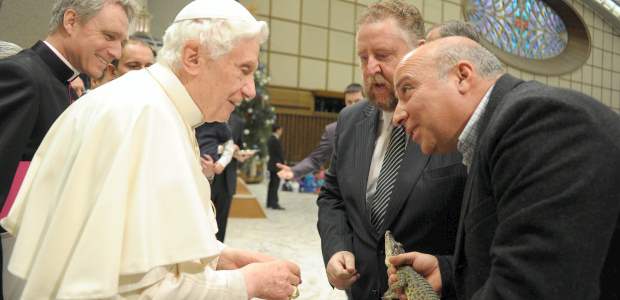 Benedicto XVI recibió un raro visitante en audiencia general: un cocodrilo | Reuetrs