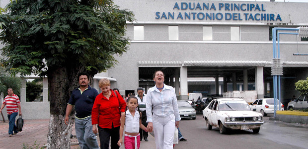 Archivo | Cada día los colombianos que viven en Venezuela analizan más la posibilidad de regresar a su país, pues dicen que los buenos años, como entre los 70 y los 90, pasaron. Ahora, dicen, es más atractivo Colombia para los venezolanos.