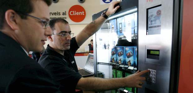 Las máquinas expendedoras, un icono japones amenazado | Archivo | El país asiático tiene más de 5 millones de máquinas expendedoras, pero después de la crisis nuclear se esta replantando su uso debido a su exceviso consumo de energía.