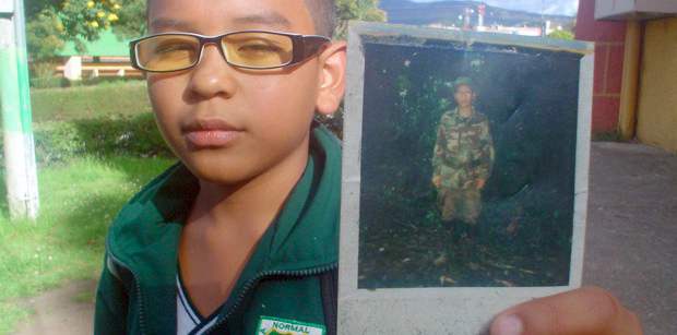 Johan Steven Martínez lideró durante varios años marchas para pedir a las Farc la libertad de su padre. Inclusive le escribió una carta a alias "Alfonso Cano". | Archivo | Johan Steven Martínez lideró durante varios años marchas para pedir a las Farc la libertad de su padre. Inclusive le escribió una carta a alias "Alfonso Cano".