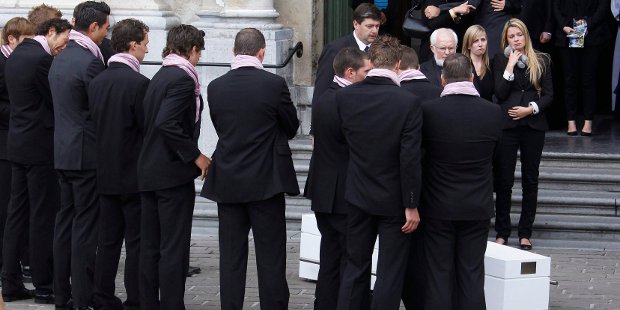 Miles de personas dijeron adiós al ciclista belga Wouter Weylandt | Reuters | Su esposa An-Sophie, que está embarazada, familiares, amigos y compañeros del equipo Leopard, estuvieron presentes en el funel de Wouter Weylandt.