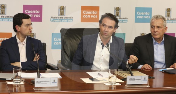 De izquierda a derecha, Luis Carlos Velásquez, asesor Ministerio del Medio Ambiente; Federico Gutiérrez, alcalde de Medellín; y Carlos Mario Giraldo, presidente Grupo Éxito. FOTO manuel saldarriaga