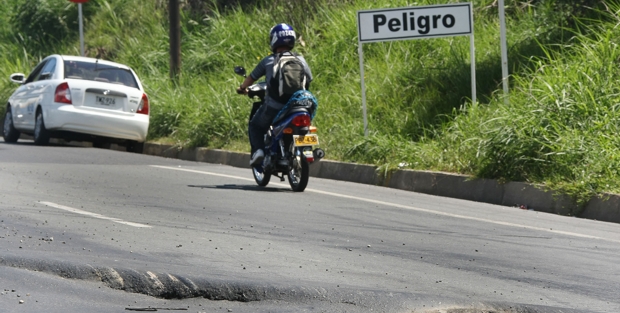 Hundimiento en la vía a Bogotá inquieta a usuarios | Juan Antonio Sánchez | Desde hoy comenzarán a adelantarse las obras de fresado y adición de material para recuperar el nivel en el kilómetro 6,0 de la autopista Medellín-Bogotá. Aunque en el sitio hay señalización, algunos conductores manifestaron que es insuficiente y que el peligro de que se presenten accidentes en este punto es inminente. Hoy se reanudarán trabajos en el sector.