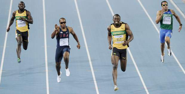 Bolt voló en los mundiales en su revancha | AP | Seis después de su sonada descalificación por una salida en falso, el "Rayo" de Jamaica logró finalmente atrapar una medalla de oro en el Mundial de atletismo al consagrarse en los 200 metros con el cuarto tiempo más rápido de la historia.