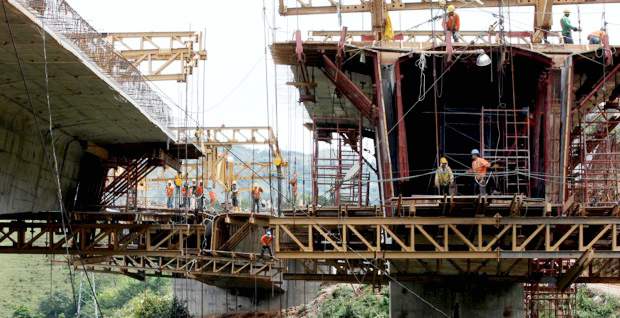 Billetudo 2012 para Antioquia Astronómica sería la inversión pública si en el 2012 despegan las Autopistas de la Montaña | Archivo | Dentro de los proyectos que Alonso Salazar le deja prácticamente listos para su despegue a su sucesor, Aníbal Gaviria, está el Tranvía de Ayacucho, que vale 500.000 millones de pesos.