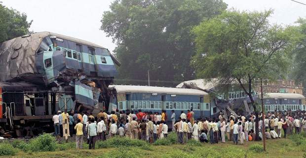 India: el peligro viaja en tren | Reuters - Madhya Pradesh, India | "Hasta ahora hemos recuperado 20 cadáveres y las operaciones de rescate continúan", dijo Raj Kumar Pathak, un funcionario gubernamental, sobre el accidente ferroviario de la madrugada de ayer.