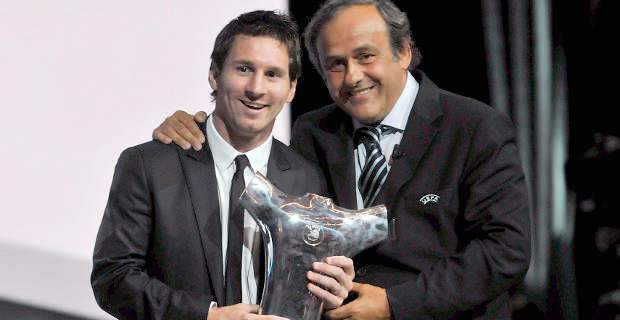 La Pulga volvió a picar | Reuters | Lionel Messi y el presidente de la Uefa, Michel Platini, durante la entrega del galardón.