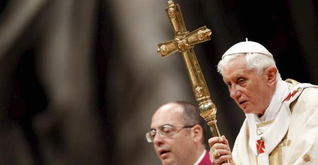 Papa Benedicto recordó el amor de Dios en la ceremonia de la Vigilia Pascual | Reuters | El Papa Benedicto dijo que dijo que la Iglesia no es una asociación cualquiera que se ocupa de las necesidades religiosas de los hombres, sino que ella conduce al hombre al encuentro con Dios.