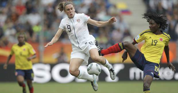 Las superpoderosas se despiden de Alemania | Reuters | Fatima Montano en choque contra una de las figuras del partido, Heather O'Relly.