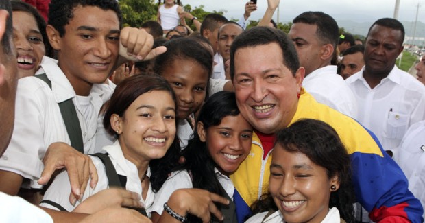 Por saludos, Chávez retrasó su llegada a la Quinta de San Pedro Alejandrino | Cortesía Palacio de Miraflores | El presidente Hugo Chávez saludó a los samarios antes de llegar a la Quinta de San Pedro Alejandrino. Luego de su salida del aeropuerto Simón Bolívar hizo parar su comitiva varias veces.
