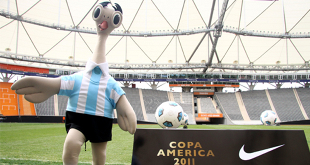 Argentina 2011: una carísima Copa América | La mascota oficial es un ñandú llamado Suri.