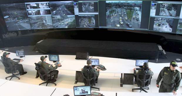 El presidente Juan Manuel Santos dio encendido este lunes al Sistema Integrado de Emergencias y Seguridad Metropolitano (Sies-M). | El presidente Juan Manuel Santos dio encendido este lunes al Sistema Integrado de Emergencias y Seguridad Metropolitano (Sies-M).