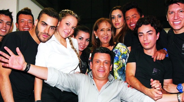 Jorge y Sofía se rodean de profesionales | Edwin Bustamante | La marca SP Pro, de Laboratorios Smart, fundada por Sofía Prieto (centro) fue la maquilladora oficial del desfile Antioquia Mia. A Jorge Bernal (abajo); director de mercadeo e hijo de Sofía, lo acompañan los talentosos maquilladores.