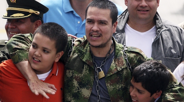 Un millón de gracias: Murillo | Reuters | El coronel Murillo conoció a sus hijos Leonardo y Sebastián, de 11 y 13 años de edad.