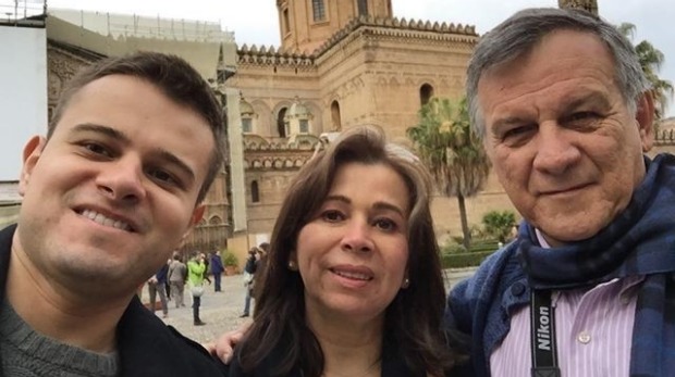 Miriam Martínez y Javier Camelo, esposa e hijo del general (R) José Arturo Camelo. FOTO Archivo Particular