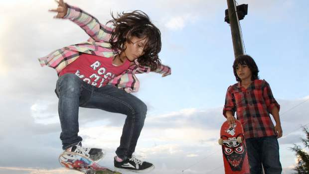 Talento y riesgo se levantan sobre una tabla | Edwin Bustamante | Manuela Molina Rodríguez, 11 años, practicante del skateboarding. Una de las chicas más talentosas para esta práctica. A la derecha, Juan Andrés Espinosa Toro es, quizás, el más pequeño y avanzado en el manejo de la tabla en Antioquia.