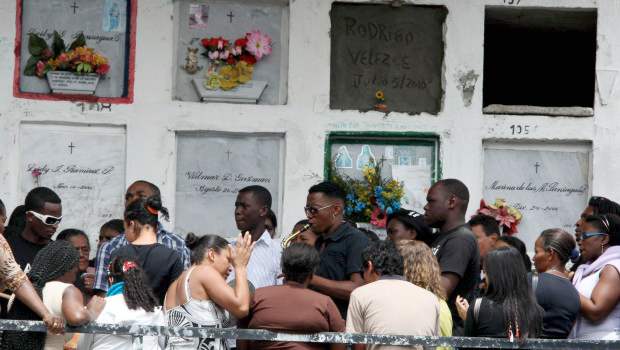 Mataron a Andrés, el que sólo soñaba la paz | Juan Antonio Sánchez | Los compañeros del grupo Bantú, nacido de la Corporación Son Batá, despidieron a Andrés Felipe Medina con música.