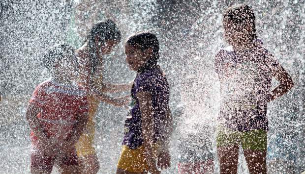 El solecito hizo de la ciudad todo un antojo | Manuel Saldarriaga | Mientras unos como Pedro trataban de seguir el movimiento del agua, otros se la gozaban en medio del segundo día caluroso que vivió la ciudad. Ayer fue día de ropa fresca, de juegos con agua, de recorridos por los parques de la ciudad