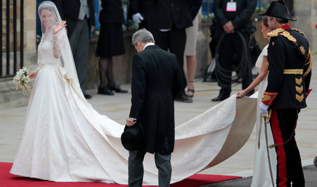Kate Middleton eligió un elegante vestido de la firma Alexander McQueen | AP | La entrada de Kate a la abadía de Westminster.