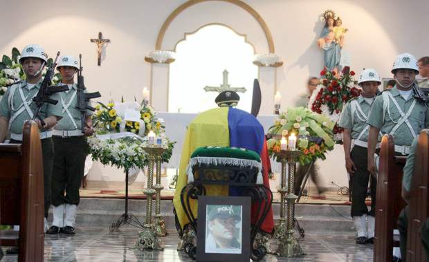 Autoridades lamentaron muerte del comandante de la Policía de Carreteras de Antioquia | Róbinson Sáenz | Los restos mortales del mayor Félix Antonio Jaimes Villamil, asesinado este miércoles en un ataque terrorista de las Farc en Yarumal, son velados en la sede de la Policía de Antioquia, al norte de Medellín.