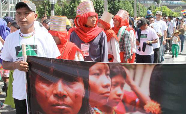Indígenas de Antioquia denunciaron crisis humanitaria | Juan Antonio Sánchez | La organización pidió este jueves durante una marcha en Medellín un cese al fuego en sus territorios a los grupos armados.