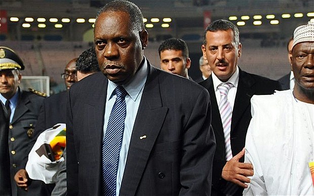 Él es Issa Hayatou, vicepresidente de Fifa que ocuparía el cargo de Joseph Blatter hasta las próximas elecciones (2016). FOTO AFP