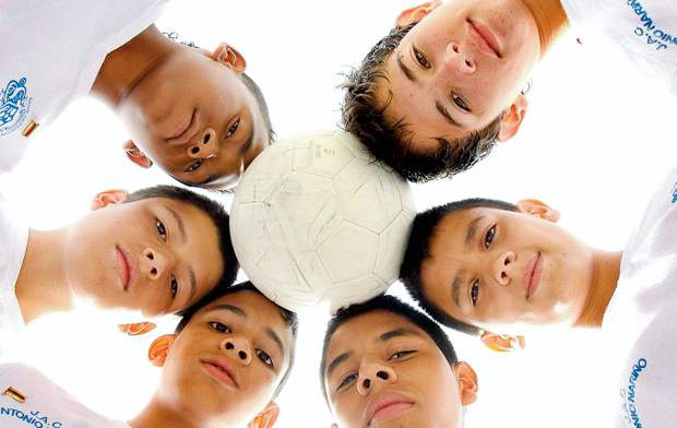 Rostros y deporte hacen amable la 13 | Hernán Vanegas | En dos grupos se dividió el equipo sub14 de Antonio Nariño para viajar a Estados Unidos a participar en el Torneo Bicentenario Academia Sol de América, que se cumplirá desde mañana en Fort Lauderdale. El martes viajó un grupo con el técnico Gustavo Ochoa y el resto lo hizo ayer. Todos esperanzados y felices.
