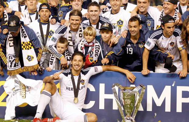 “Al final logré el triunfo que quería cuando llegué a Los Ángeles”: David Beckham | Reuters | Beckham celebra con sus hijos y toda la plantilla del Galaxy el título alcanzado.
