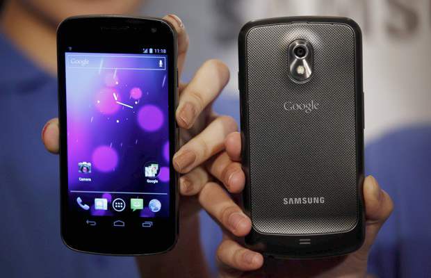 Samsung y Google se unen en nuevo teléfono | Reuters | Galaxy Nexus emplea el Android 4.0, también llamado Ice Cream Sandwich.