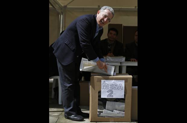 Agencias - El expresidente, &#193;lvaro Uribe, hizo presencia en las urnas durante la jornada electoral del domingo 9 de marzo.