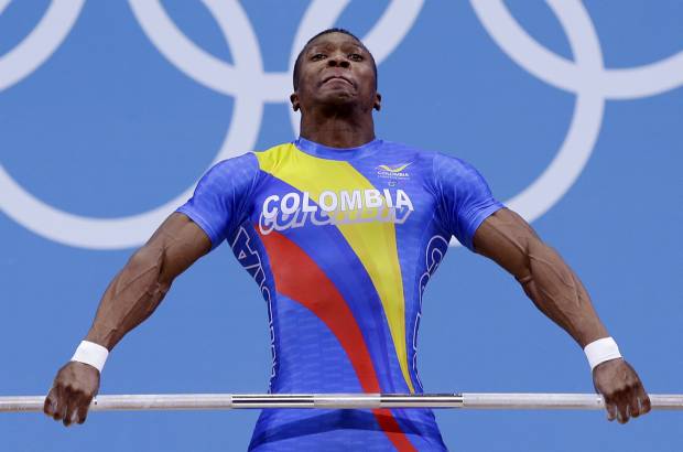 AP - Lo hizo con un nuevo r&#233;cord ol&#237;mpico en la modalidad de dos tiempos (envi&#243;n) luego de levantar 177 Kilogramos.