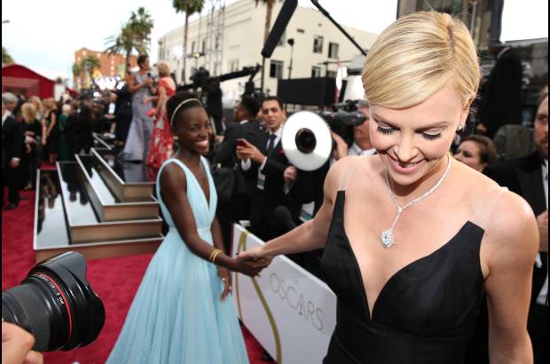 AP - Lupita Nyong&#39;o se encuentra con Charlize Theron en la Alfombra Roja.