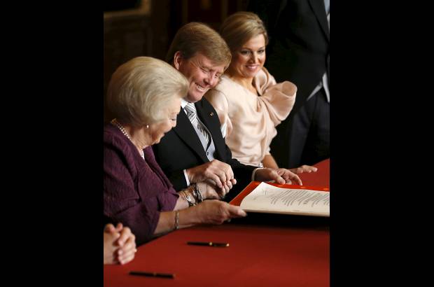 AP - Antes de la ceremonia se realizó la firma del acta de abdicación por parte de la reina Beatriz para cederle el trono a su hijo Guillermo.