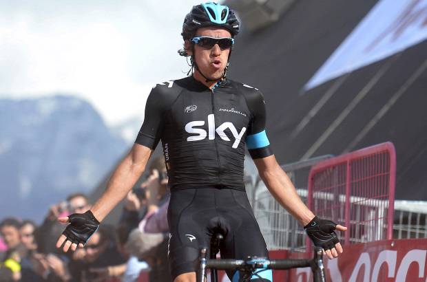 - Mientras Urán se esfumaba trató de despegarse sin éxito Beñat Intxausti y el Ag2r quemó las naves, primero con Pozzovivo, a quien se le pegó Nibali, y luego con Betancur.