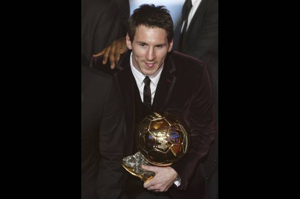 Reuters - Lionel Messi obtuvo su tercer Bal&#243;n de Oro consecutivo, algo que solo hab&#237;a logrado hasta ahora el actual presidente de la Uefa, el franc&#233;s Michel Platini.