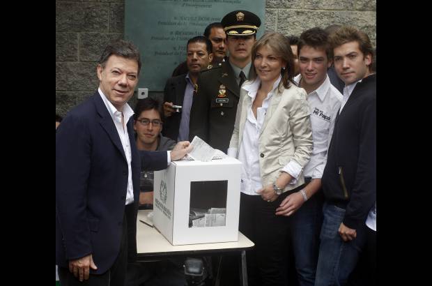 Luis Eduardo Noriega-Colprensa - El candidato presidencial del partido de la U, Juan Manuel Santos, ejercio su derecho al voto en el norte de Bogotá, a las once de la mañana, en compañía de su familia.