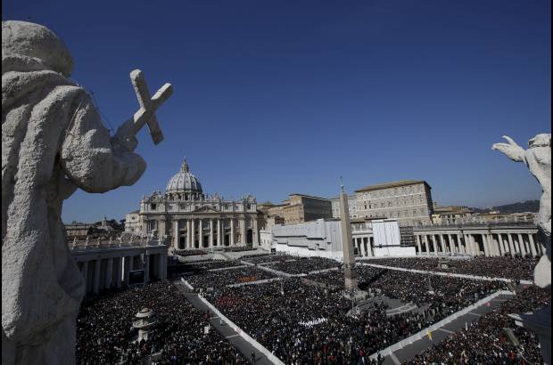 - El sol, que ha acompañado a Benedicto XVI en todas sus apariciones publicas desde que el 11 de febrero anunciara que el 28 abandonaba el Pontificado, tampoco faltÓ a su cita aportando una calidez y una luz límpida.