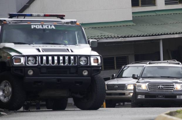 Julio Cesar Herrera - El Hummer de la Polic&#237;a fue el primer veh&#237;culo en salir.